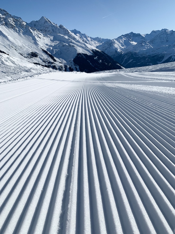 Photo gratuit belle photo d'un paysage de montagne enneigé avec des lignes parfaites