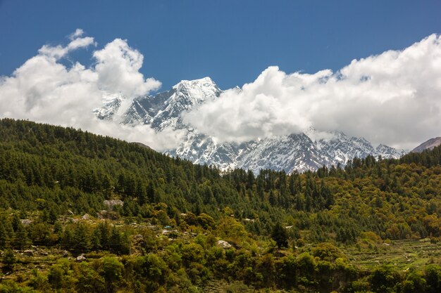 Belle photo d'un paysage montagneux sur une surface nuageuse