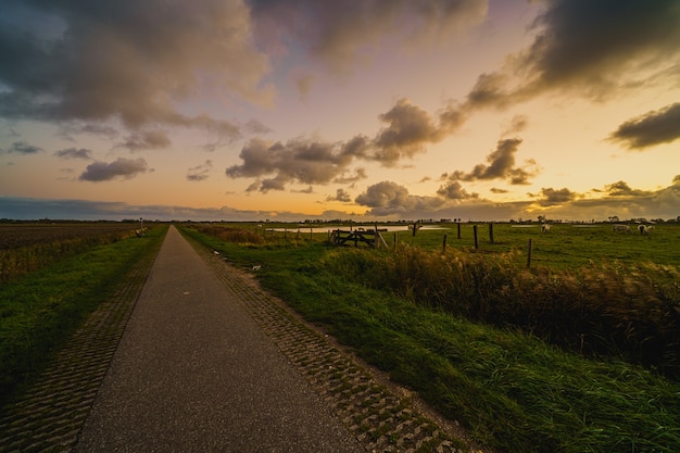 Belle photo d'un paysage rural au coucher du soleil