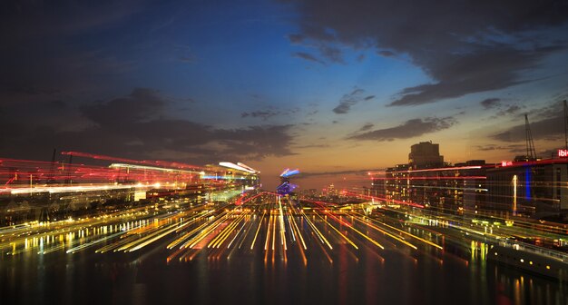 Belle photo d'un paysage urbain incroyable pendant un coucher de soleil