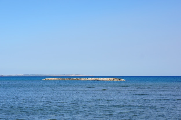 Belle photo d'une petite île couverte de rochers au milieu d'un lac