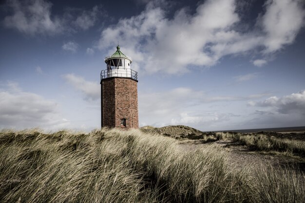 Belle photo d'un phare dans l'île de Sylt en Allemagne par temps nuageux