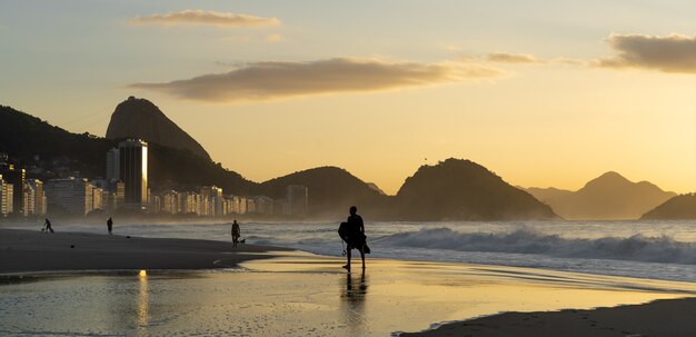 Belle photo de la plage de Copacabana à Rio de Janeiro pendant un lever de soleil