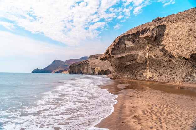 Belle photo de la plage de Monsul en Andalousie. Espagne, Mer Méditerranée