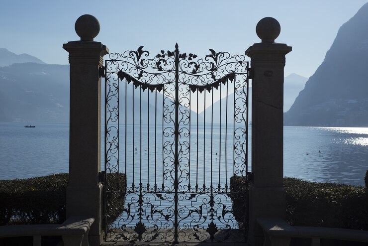 Photo gratuit belle photo d'une porte au lac alpin de lugano avec des montagnes au tessin, suisse