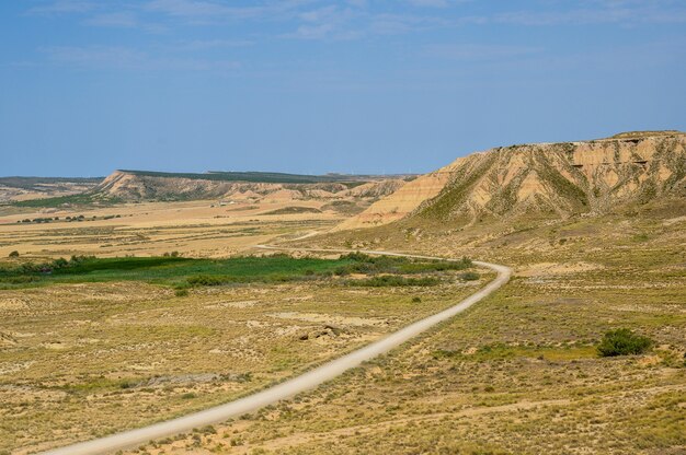 Belle photo de la région naturelle semi-désertique des Bardenas Reales en Espagne