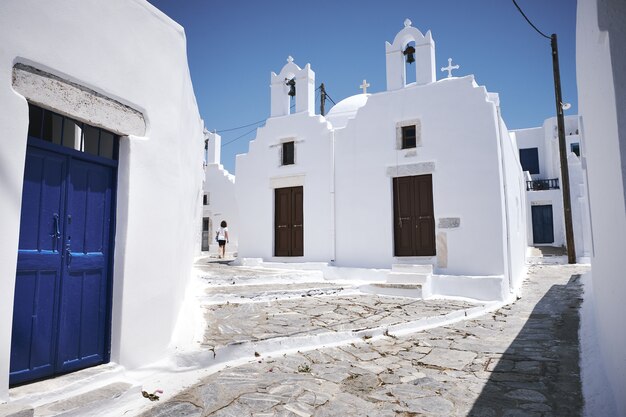 Belle photo d'une rue de Chora sur l'île d'Amorgos en Grèce
