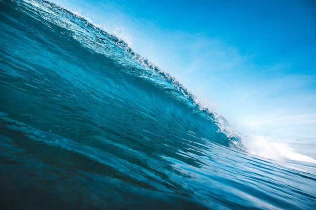 Belle photo d'une vague qui prend forme sous le ciel bleu clair capturé à Lombok, Indonésie