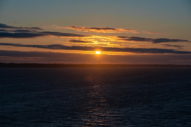 Photo gratuite belle photo des vagues de la mer au coucher du soleil