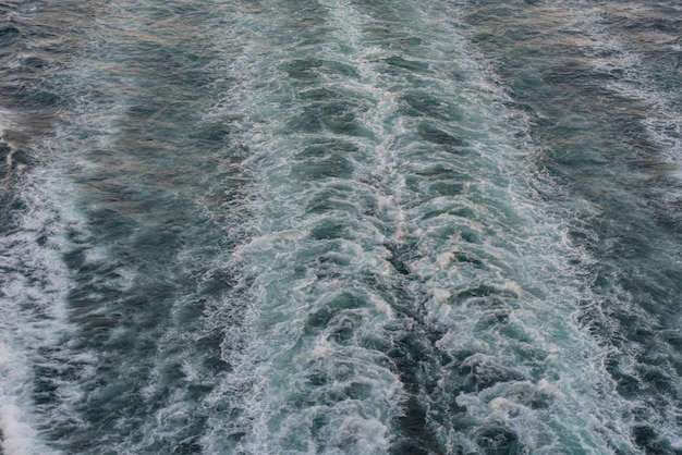 Une belle photo des vagues de la mer