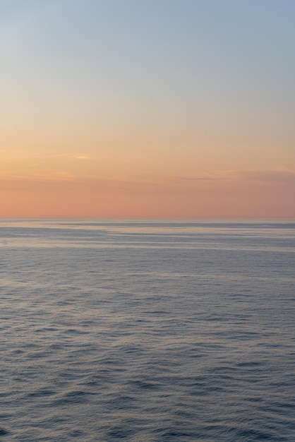 Une belle photo des vagues de la mer