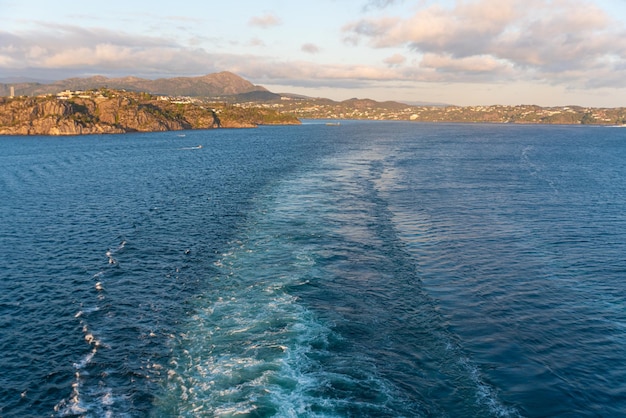 Photo gratuite une belle photo des vagues de la mer