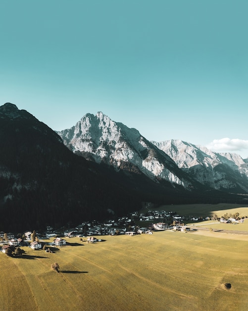 Photo gratuite belle photo verticale de la petite ville située dans les alpes