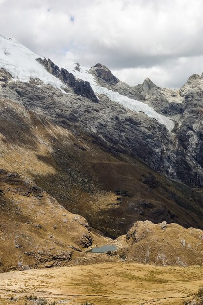 Belle photo verticale des vallées et de la neige sur les montagnes Huascaran au Pérou