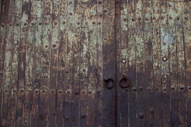 Belle photo d'une vieille porte de porte rouillée historique