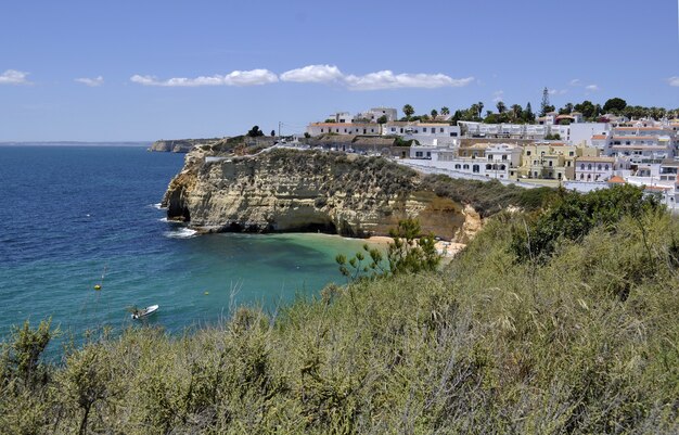 Belle photo d'une ville côtière Algarve au Portugal