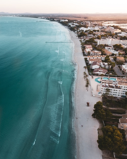 Belle photo à vol d'oiseau d'une ville, d'une plage et d'une mer