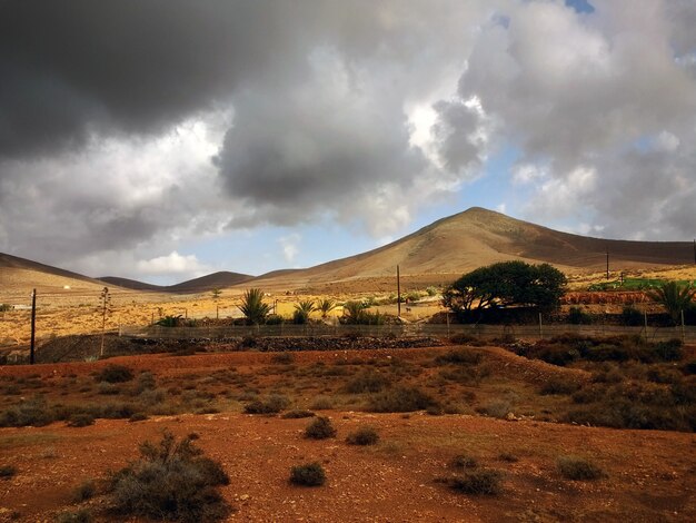 Belle photo des zones arides du parc naturel de Corralejo en Espagne par temps orageux