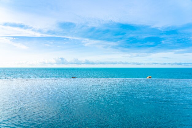 Belle piscine à débordement extérieure avec vue sur la mer et l'océan