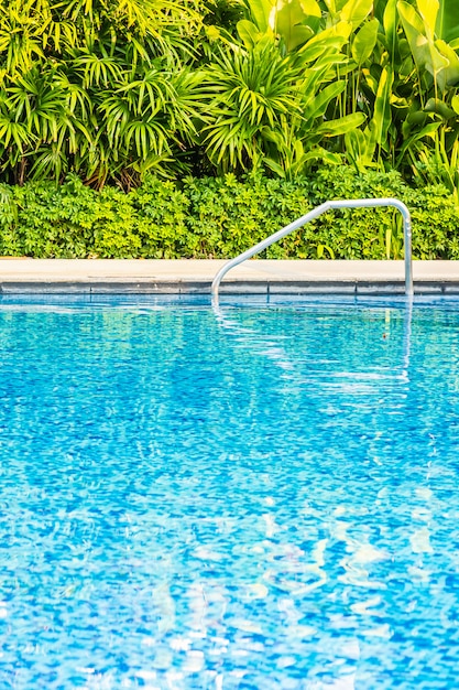 Belle piscine extérieure avec chaise longue et parasol dans la station pour voyages et vacances