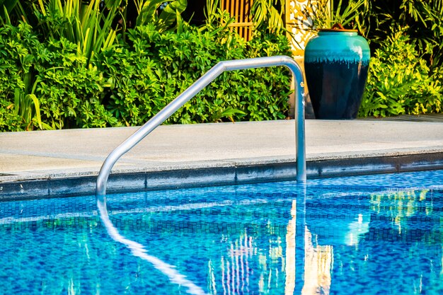 Belle piscine extérieure avec chaise longue et parasol dans la station pour voyages et vacances