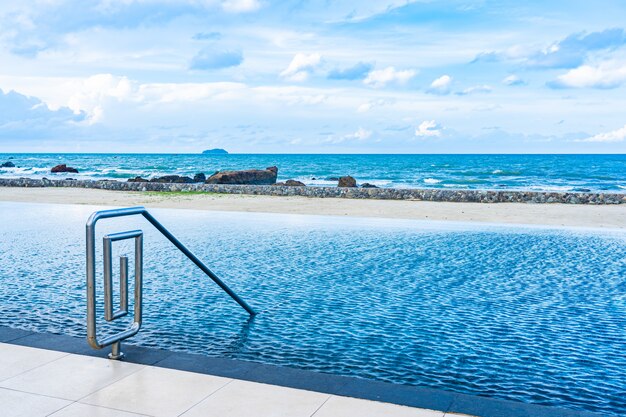 Belle piscine extérieure dans un hôtel avec nuage blanc et ciel bleu pour se détendre