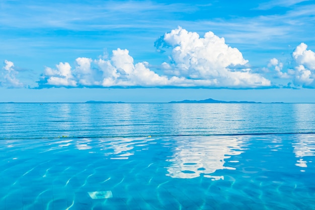 Photo gratuite belle piscine extérieure dans un hôtel près de la plage de l'océan mer