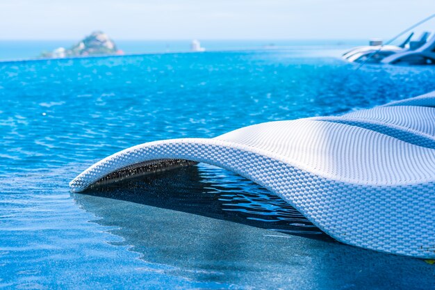 Belle piscine extérieure dans l&#39;hôtel et la station