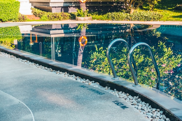 Belle piscine extérieure de luxe avec escalier