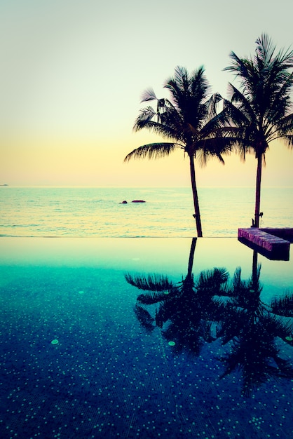 Photo gratuite belle piscine de l'hôtel de luxe