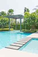 Photo gratuite belle piscine de luxe avec palmier