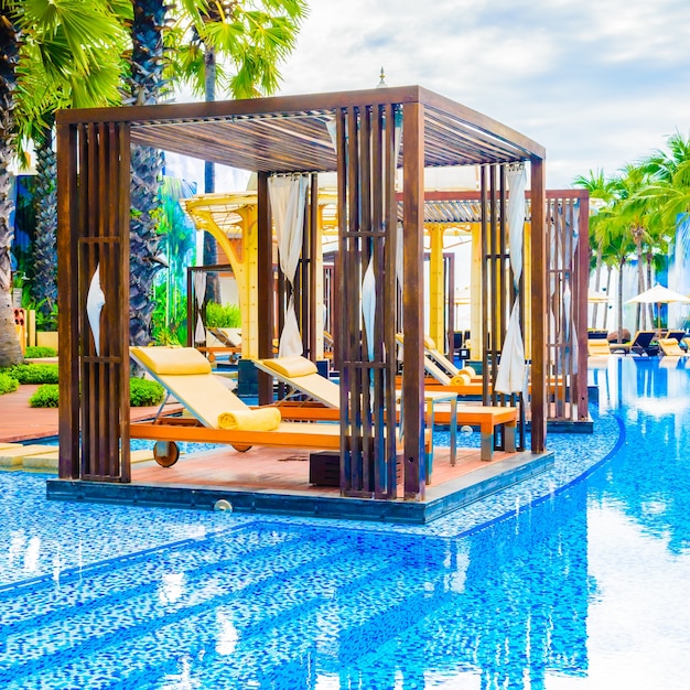 Photo gratuite belle piscine de luxe avec terrasse extérieure à l'hôtel resort