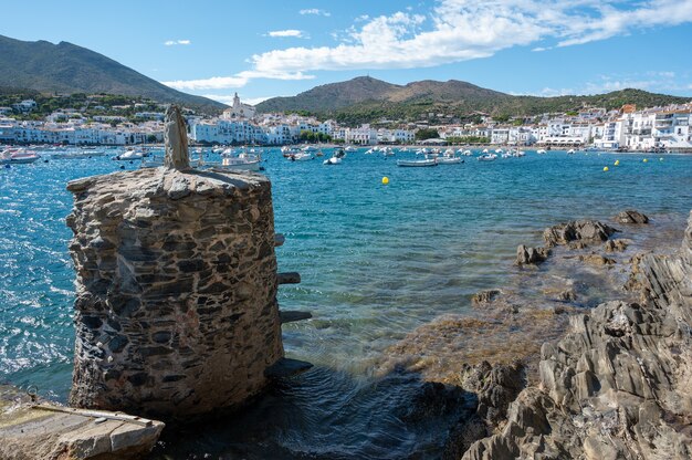 Belle plage avec des bateaux et des bâtiments capturés pendant la journée