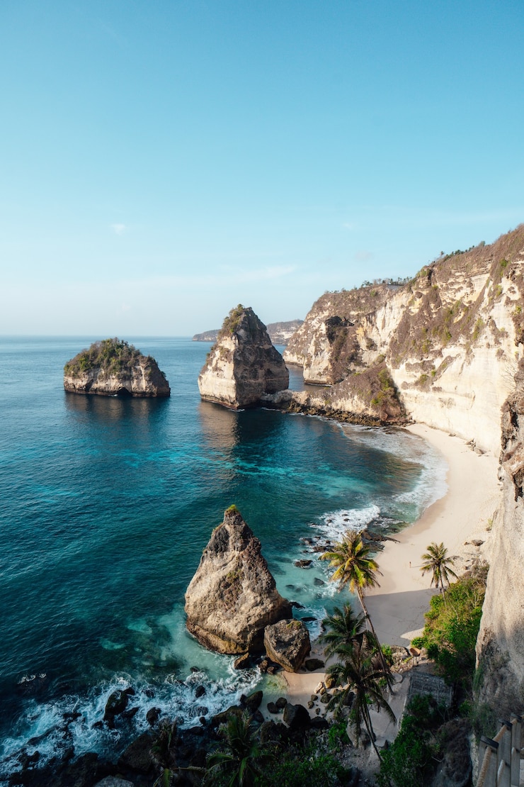 Photo gratuit belle plage de diamant sur l'île de penida, bali, indonésie
