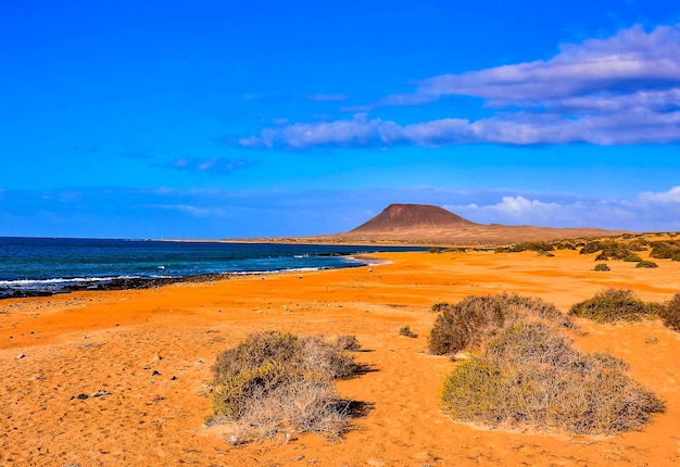 Belle plage sur une journée ensoleillée dans les îles Canaries, Espagne