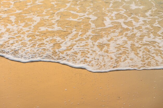 Belle plage et mer au lever du soleil