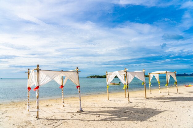 Belle plage tropicale avec des arches de mariage