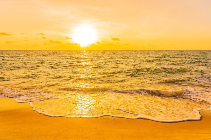 Photo gratuit belle plage tropicale mer océan au coucher du soleil ou au lever du soleil pour des vacances de voyage