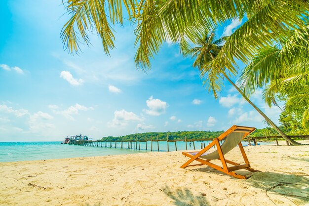 Belle plage tropicale et la mer