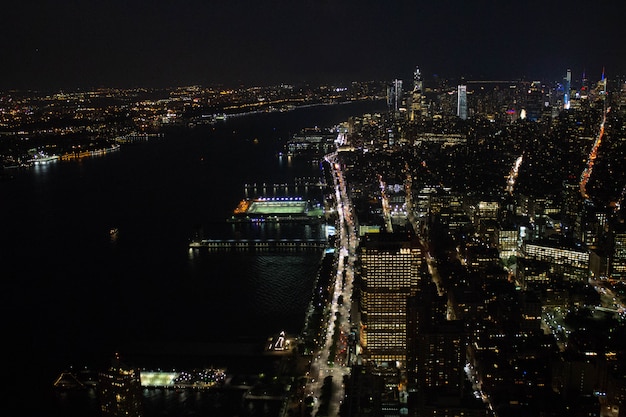 Belle prise de vue aérienne d'une ville animée la nuit