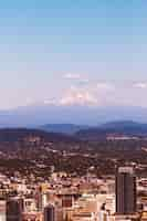 Photo gratuite belle prise de vue aérienne d'une ville urbaine avec une incroyable montagne enneigée