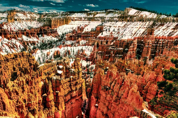 Belle prise de vue grand angle du parc national de Bryce Canyon de l'Utah en hiver