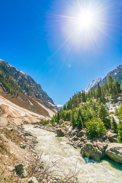 Belle rivière et les montagnes couvertes de neige L&#39;état du Cachemire, en Inde