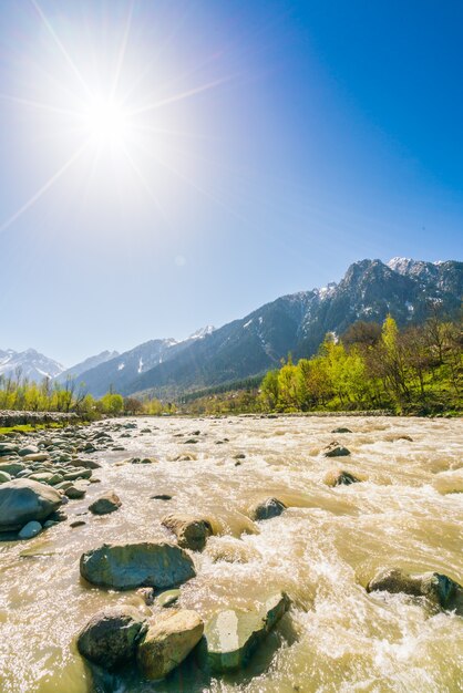 Belle rivière et les montagnes couvertes de neige L&#39;état du Cachemire, en Inde.