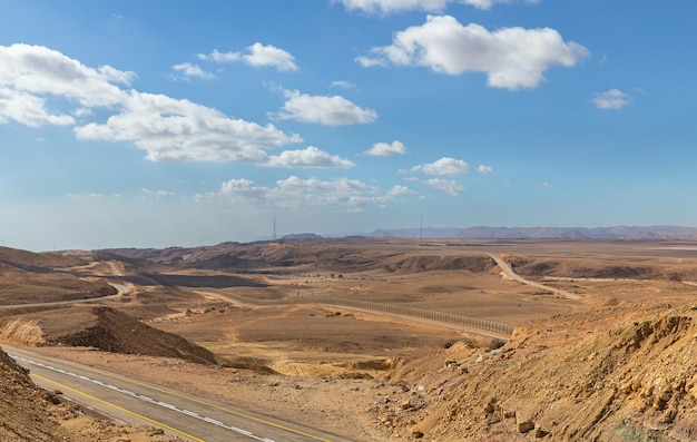 Belle route dans le désert d'arava israël