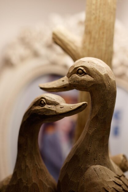 Photo gratuite belle sculpture de deux canards en argile