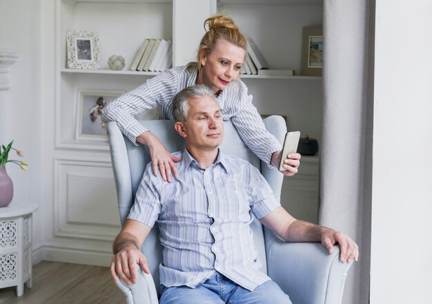 Belle senior homme et femme prenant un selfie