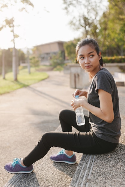 Photo gratuite belle sportswoman tenant une bouteille d'eau