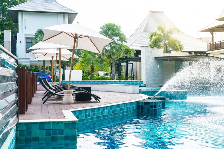 Photo gratuit belle station balnéaire d'hôtel de luxe avec parasol et chaise