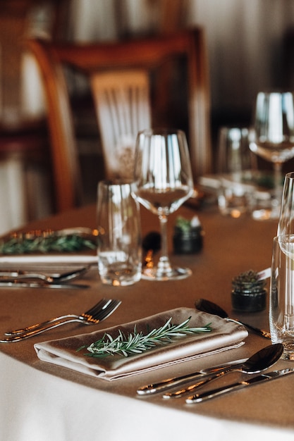 Belle table décorée avec des feuilles de pin